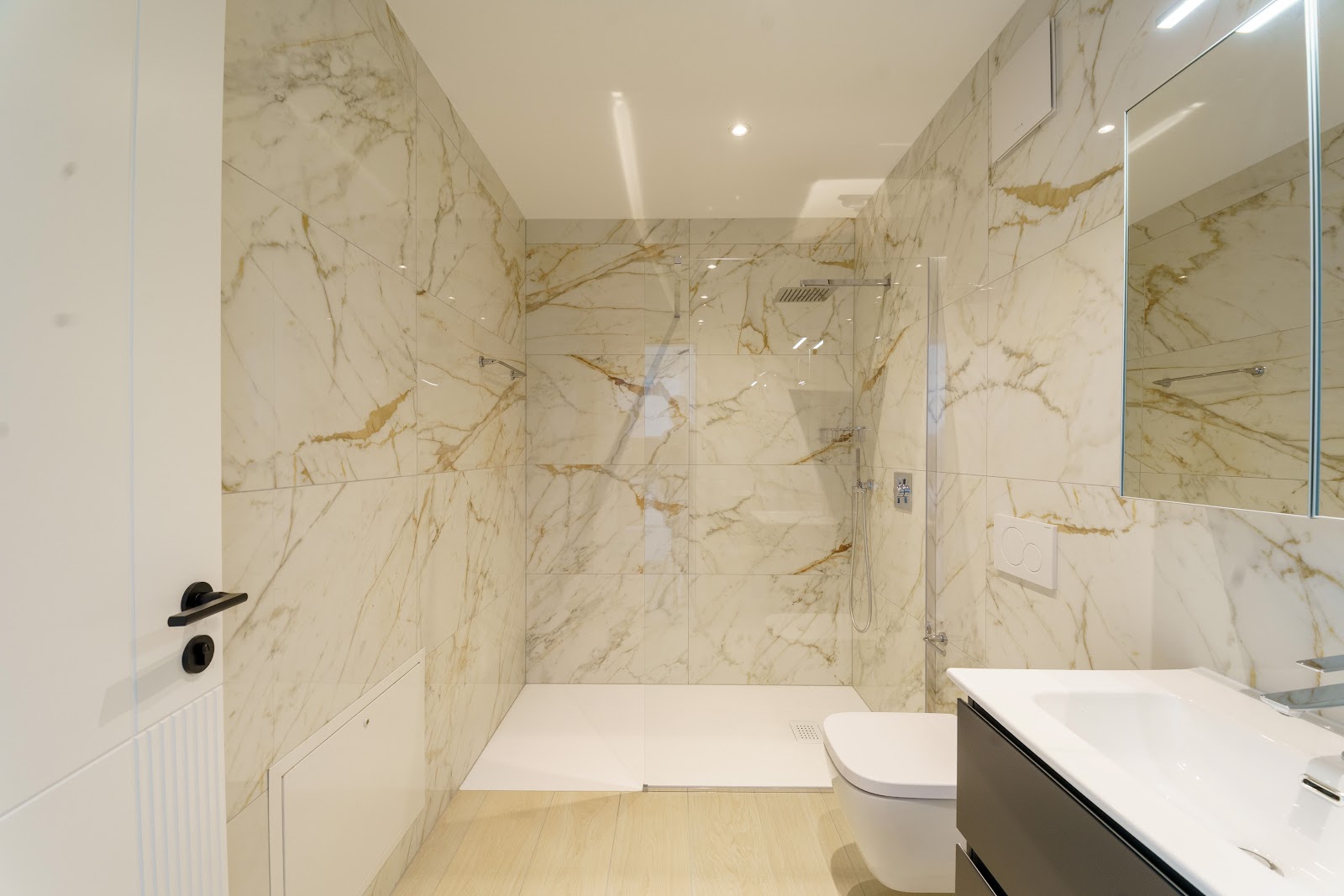 Bagno in marmo con doccia walk-in
