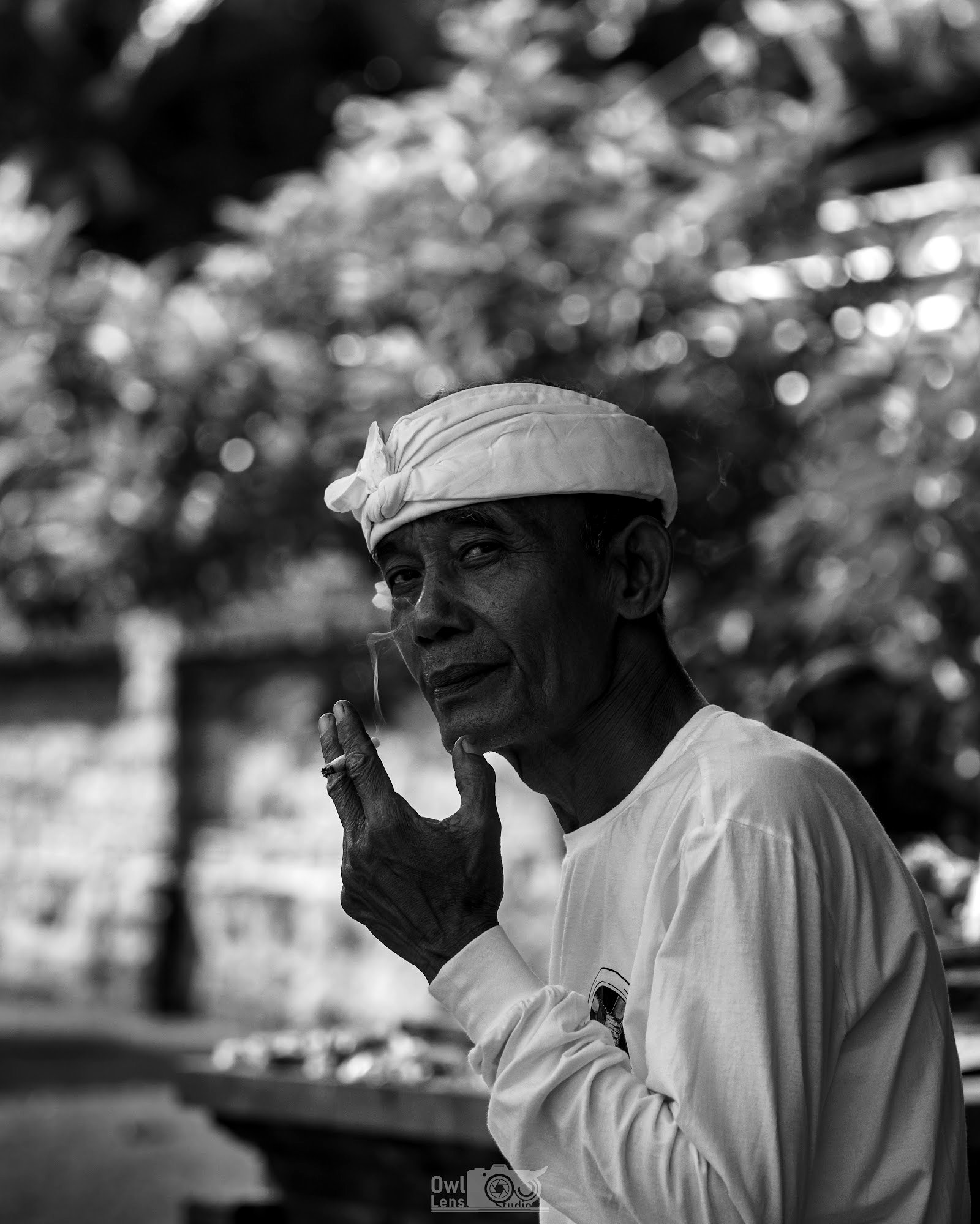 Ritratto di un uomo balinese con copricapo bianco