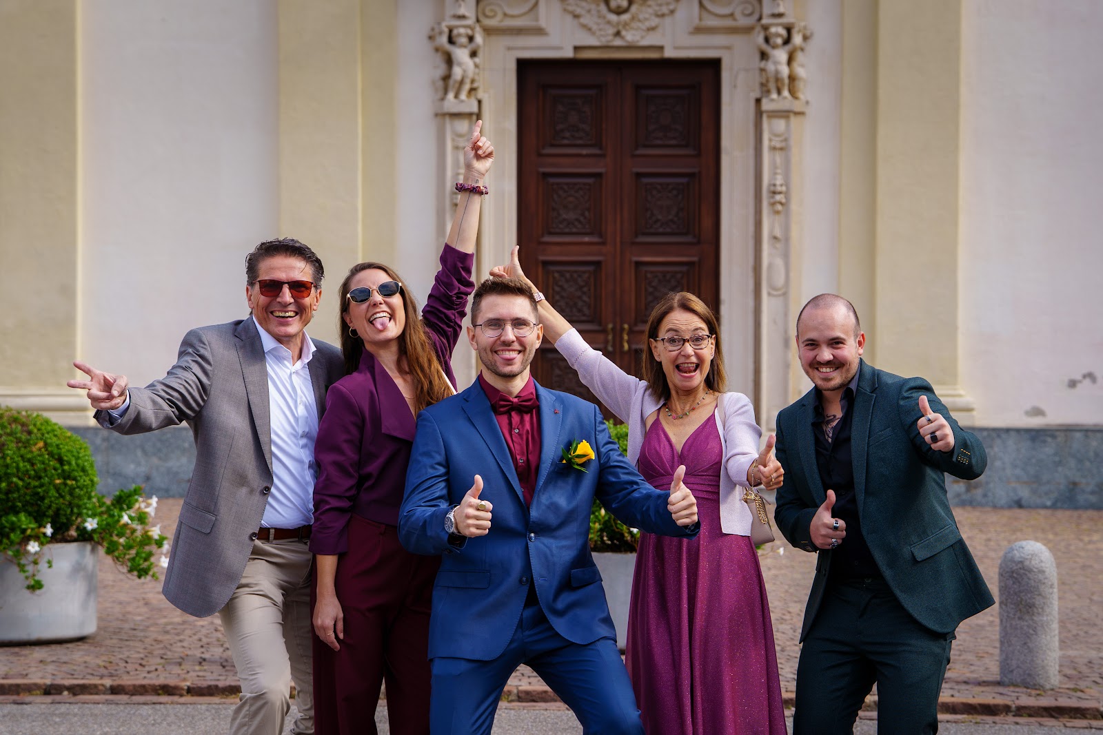 Sposi e ospiti che festeggiano davanti alla chiesa